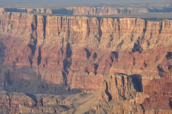 O sol ilumina as paredes do Grand Canyon, no Arizona, nos Estados Unidos